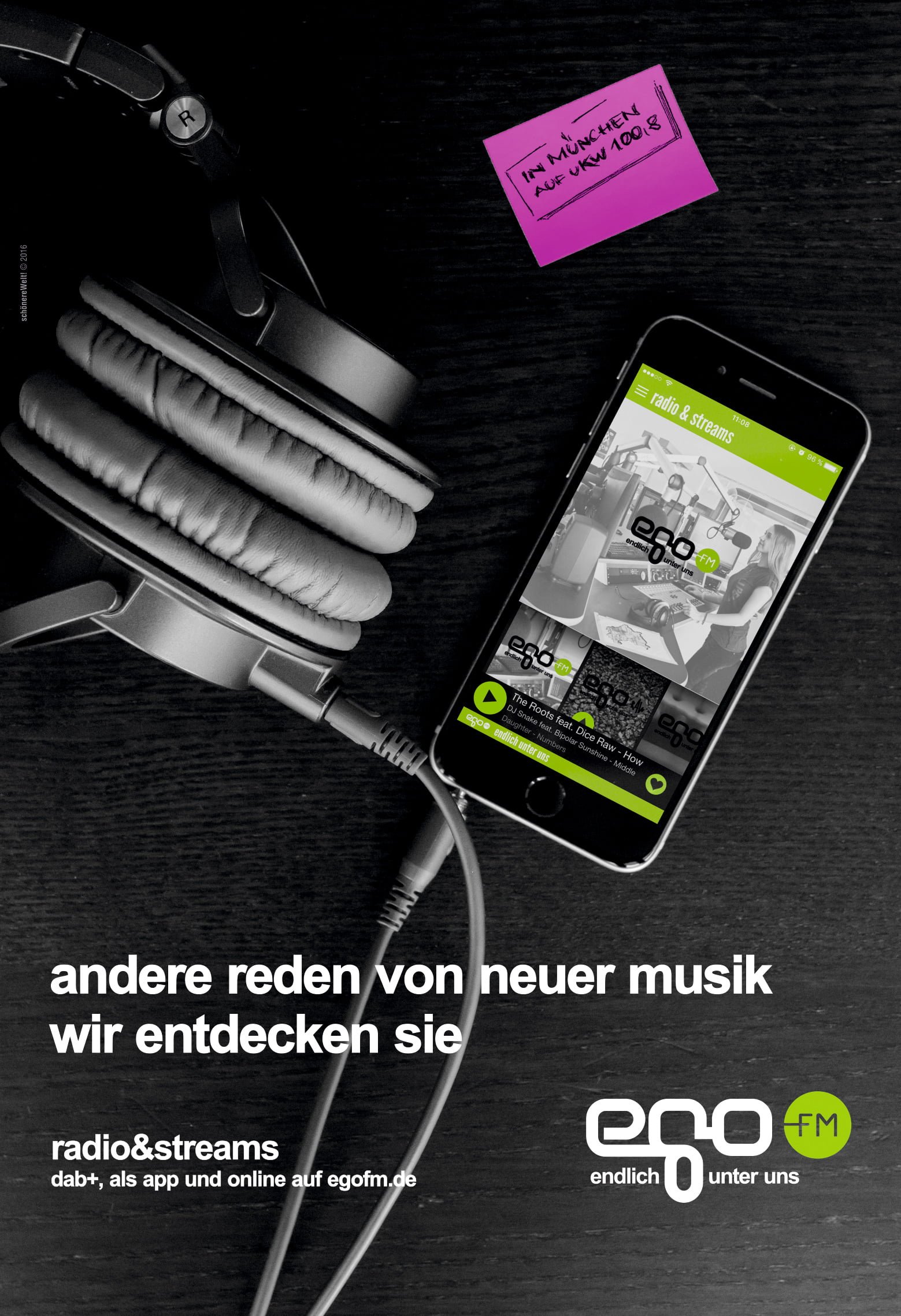 Tisch mit iPhone mit egoFm App Radio & Streams, pinker Postit und Headphones