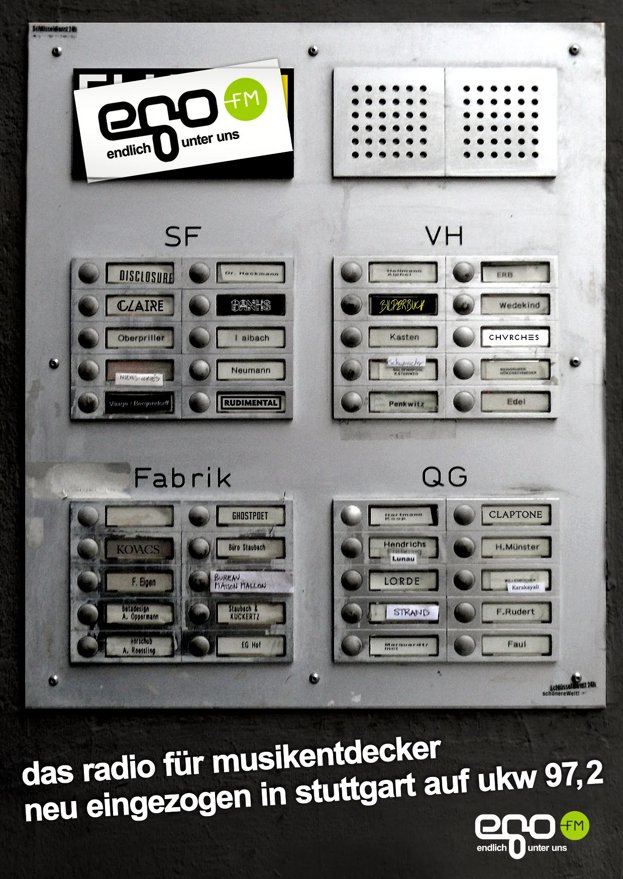 Klingelschild mit egoFmAufkleber über FluxAufkleber, Bandnamen statt Nachnamen