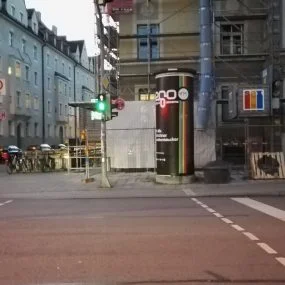 grüne Ampel und ego Fm Litfaßsäule