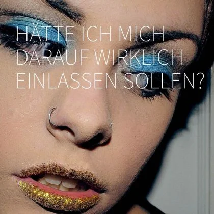 Ein nachdenkliche, hübsche Frau - das Hauptmotiv der bayerischen STi & HIV Kampagne Mit Sicherheit Besser