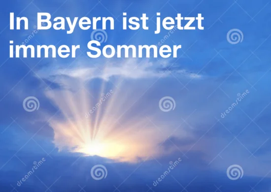 Sonnenstrahlen aus Wolken am Himmel