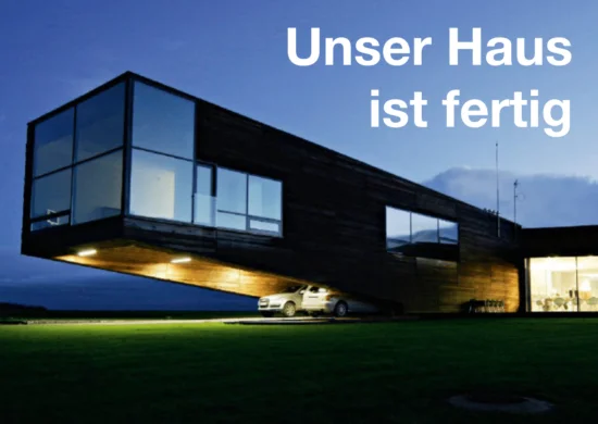 Moderner Neubau in Abenddämmerung